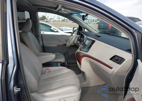 2014 Toyota Sienna Xle V6 8 Passenger z USA, uszkodzony, nr VIN 5TDYK3DC0ES409199